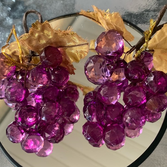 Vintage (Set of 2) Purple Lucite Acrylic Faceted Cluster Grapes w/ Gold Leaves - Picture 1 of 14